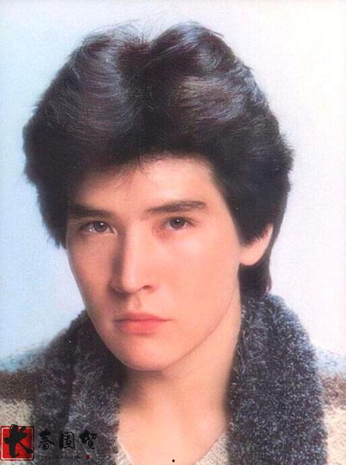 费翔年轻的照片,费翔年轻时光的青春印记